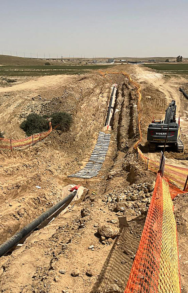 כיסוי הצנרת בתעלה עם חול ולוחות בטון
