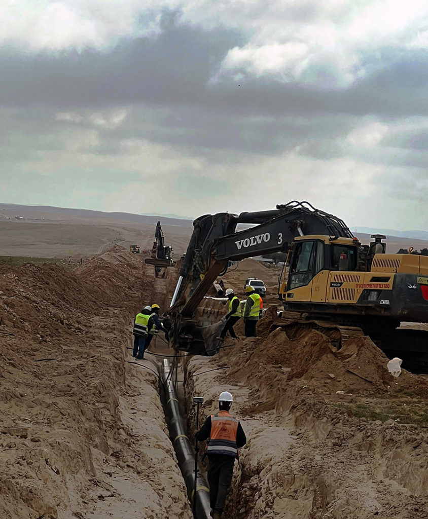 ביקורות בזמן הורדת הצינור לתעלה